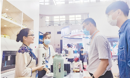 International buyers discussing products at a trade show